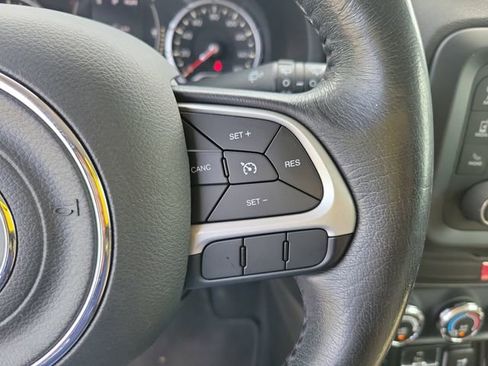 Used 2016 Jeep Renegade Latitude FWD image 23