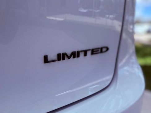 Used 2025 Chrysler Pacifica Limited FWD image 36
