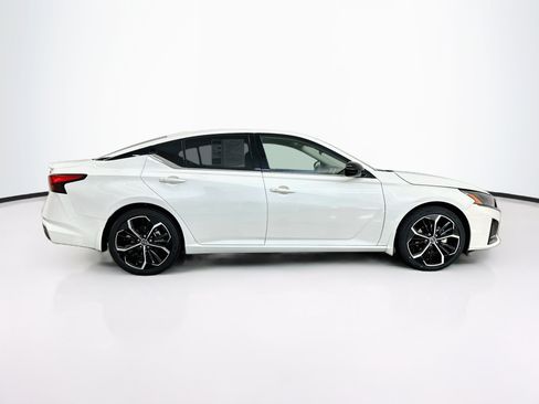Used 2023 Nissan Altima 2.5 SR FWD image 10