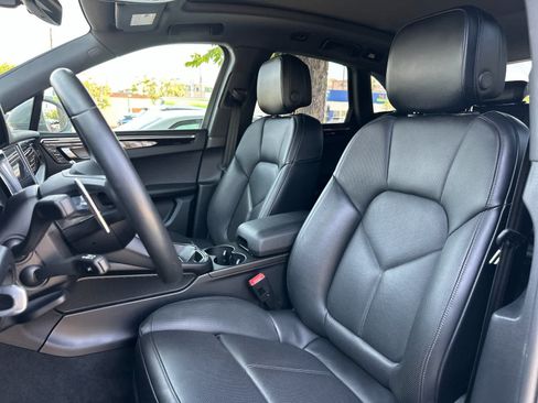 Certified 2025 Porsche Macan AWD/4WD image 5