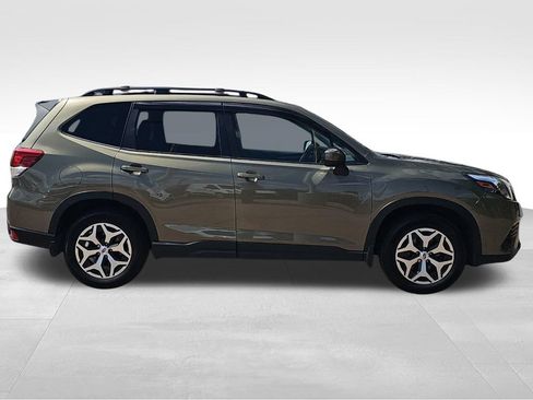 Used 2024 Subaru Forester Premium AWD/4WD image 2