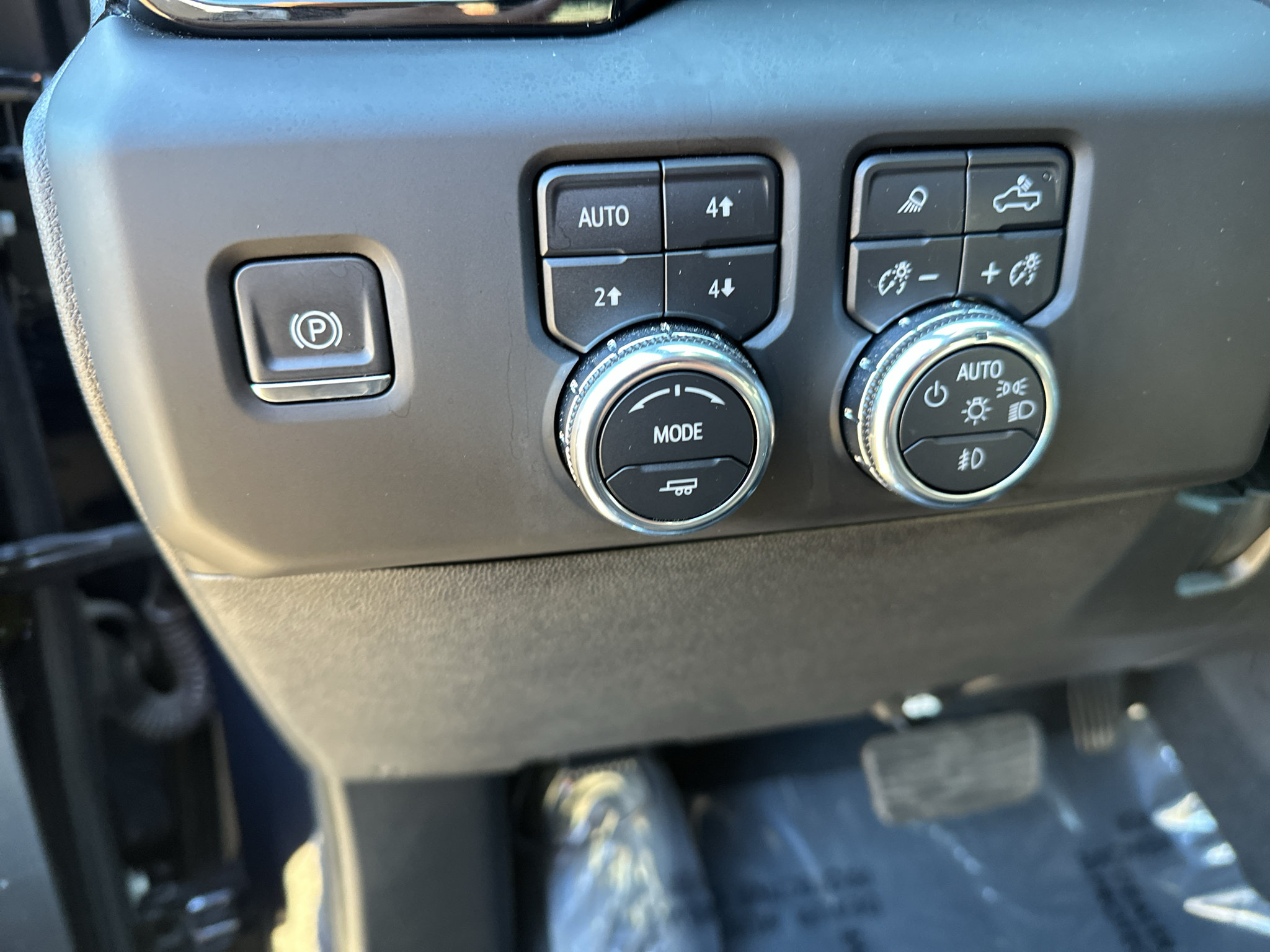 Used 2024 GMC Sierra 2500 AT4 w/ AT4 Premium Plus Package AWD/4WD image 24