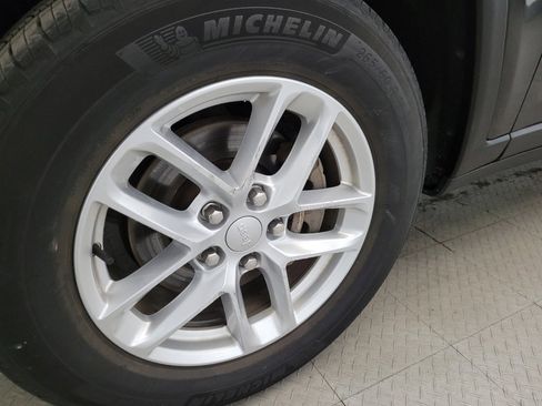 Used 2023 Jeep Grand Cherokee Laredo image 31