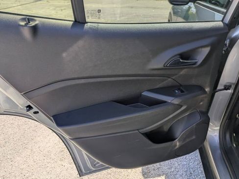 Used 2025 Chevrolet Trax LT FWD image 24