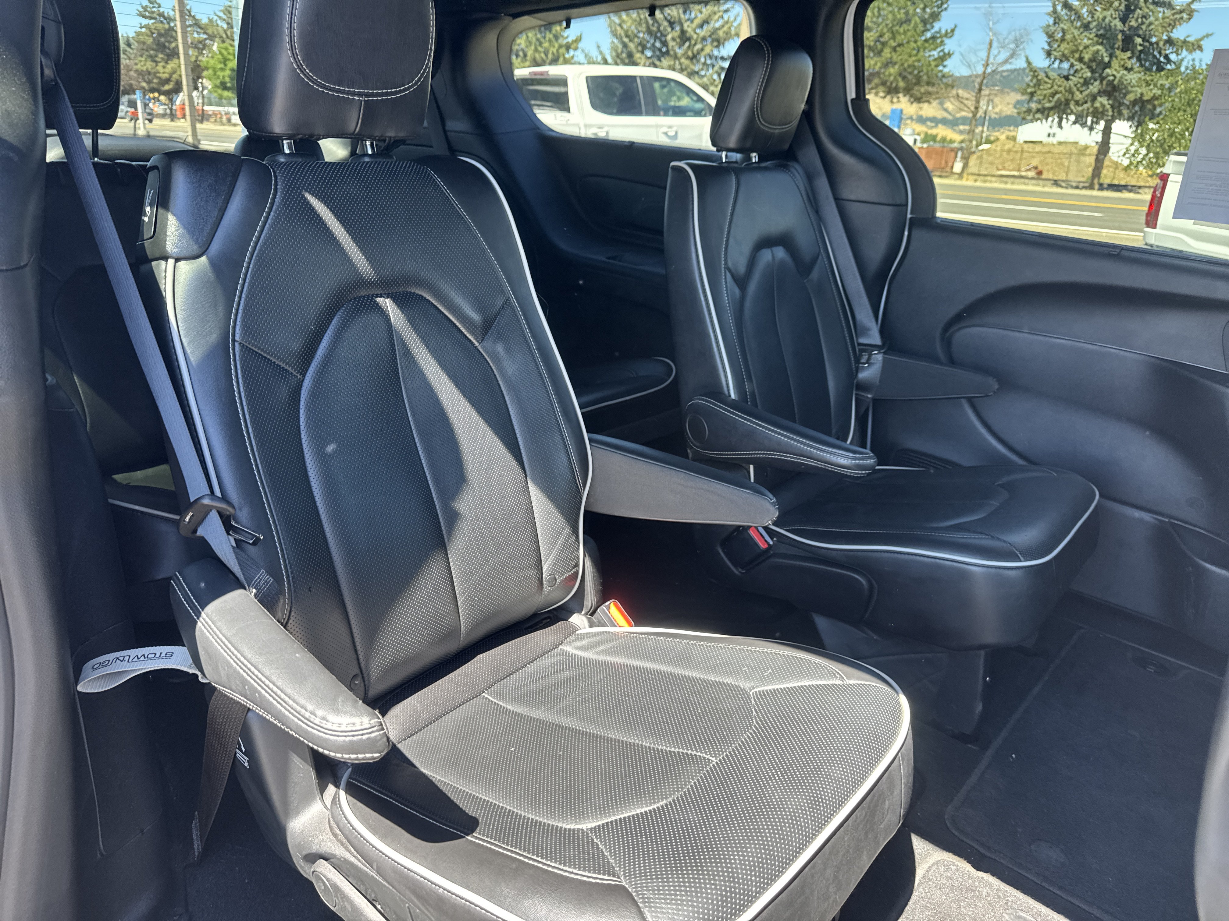 Used 2025 Chrysler Pacifica Limited FWD image 27