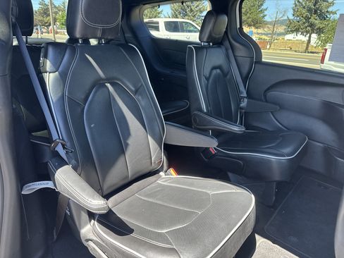 Used 2025 Chrysler Pacifica Limited FWD image 27