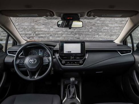 Used 2025 Toyota Corolla LE FWD image 27