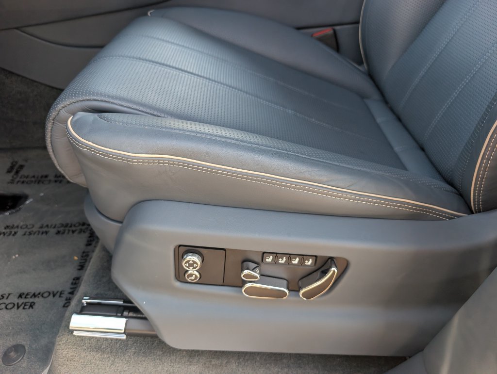Used 2023 Bentley Bentayga Extended Wheelbase AWD/4WD image 26