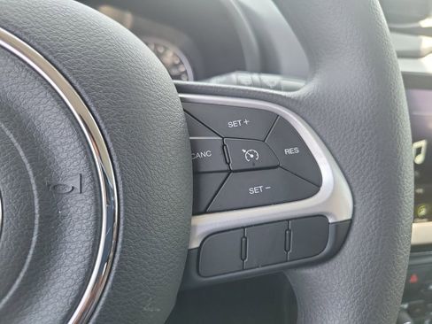 Used 2023 Jeep Renegade Latitude AWD/4WD image 6