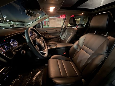 Used 2023 Nissan Rogue SV w/ SV Premium B Package image 4