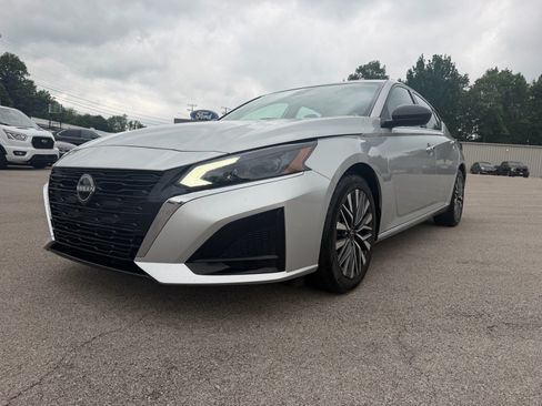 Used 2024 Nissan Altima 2.5 SV FWD image 8