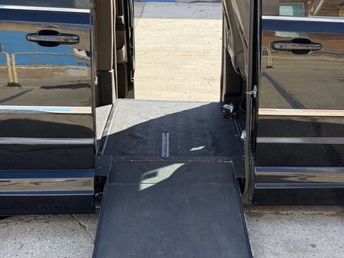 Used 2016 Chrysler Town & Country Touring image 14