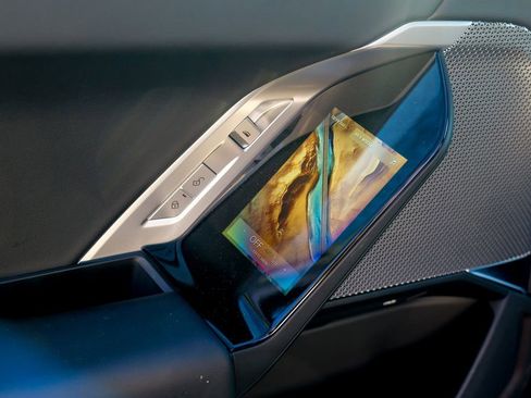 Used 2023 BMW 740i w/ Parking Assistance Package image 26