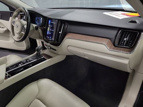Used 2021 Volvo XC60 T5 Momentum AWD/4WD image 22