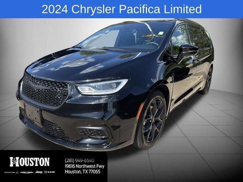 Used 2024 Chrysler Pacifica Limited w/ Uconnect Theater Family Group FWD image 3