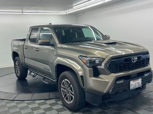 Used 2024 Toyota Tacoma TRD Sport w/ TRD Sport Upgrade Package image 2