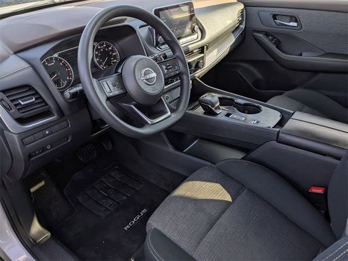 Used 2023 Nissan Rogue SV image 16