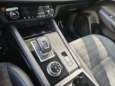 Used 2023 Mitsubishi Outlander SE AWD/4WD image 18