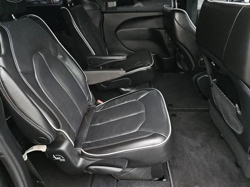 Used 2023 Chrysler Pacifica Limited w/ S Appearance Package image 30