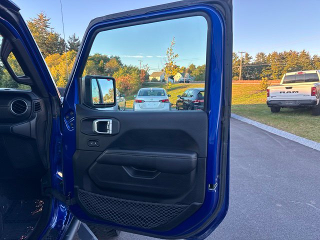 Used 2018 Jeep Wrangler Unlimited Sahara w/ Dual Top Group AWD/4WD image 11