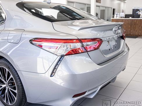 Used 2020 Toyota Camry SE FWD image 12