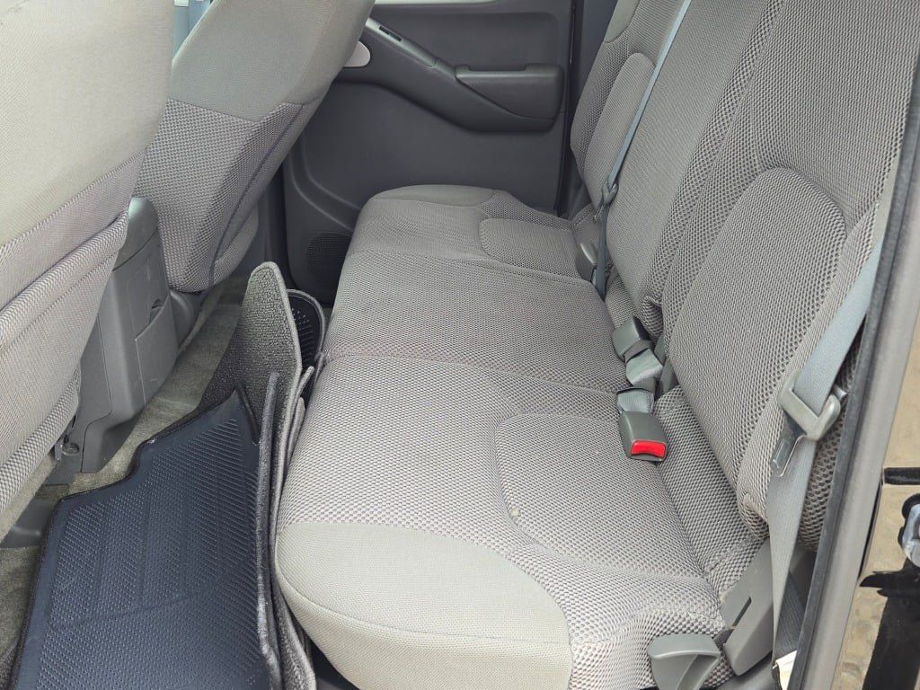 Used 2015 Nissan Frontier SV AWD/4WD image 17