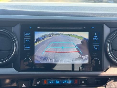 Used 2016 Toyota Tacoma TRD Off-Road w/ Premium & Technology Package image 19