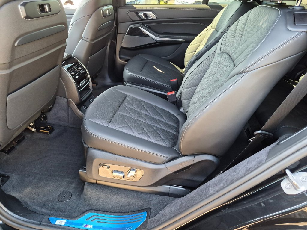 Used 2026 BMW X7 xDrive40i w/ M Sport Package AWD/4WD image 36
