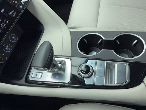 Used 2025 Genesis G70 2.5T image 32