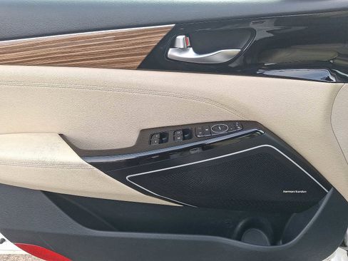 Used 2018 Kia Cadenza Premium w/ Luxury Package image 12