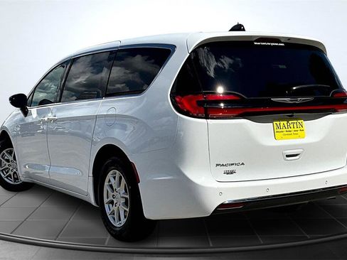 New 2026 Chrysler Pacifica Select image 3