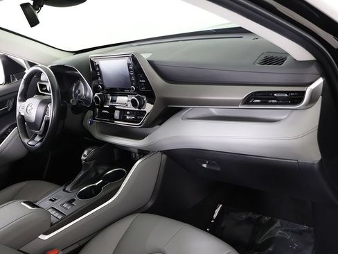 Used 2022 Toyota Highlander XLE AWD/4WD image 30