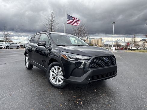 Used 2022 Toyota Corolla Cross LE image 2