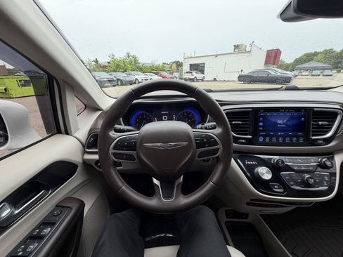 Used 2017 Chrysler Pacifica Touring-L Plus w/ Tire & Wheel Group FWD image 14