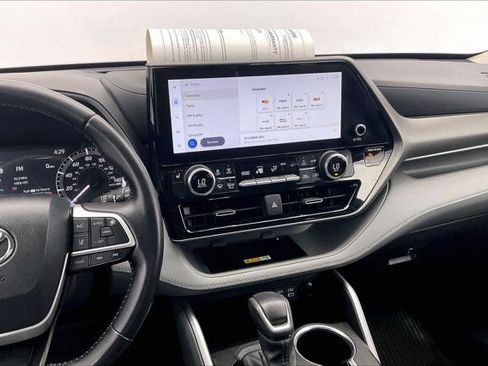 Used 2024 Toyota Highlander XLE FWD image 5
