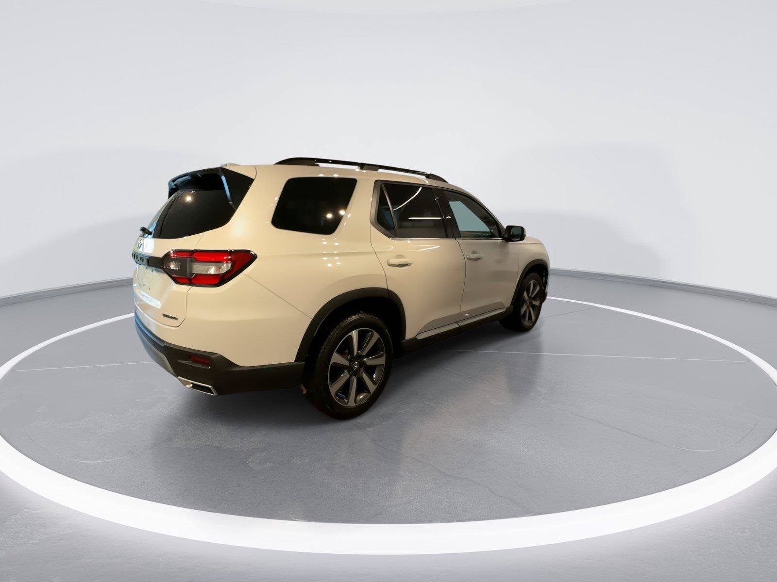 Used 2025 Honda Pilot Touring image 8