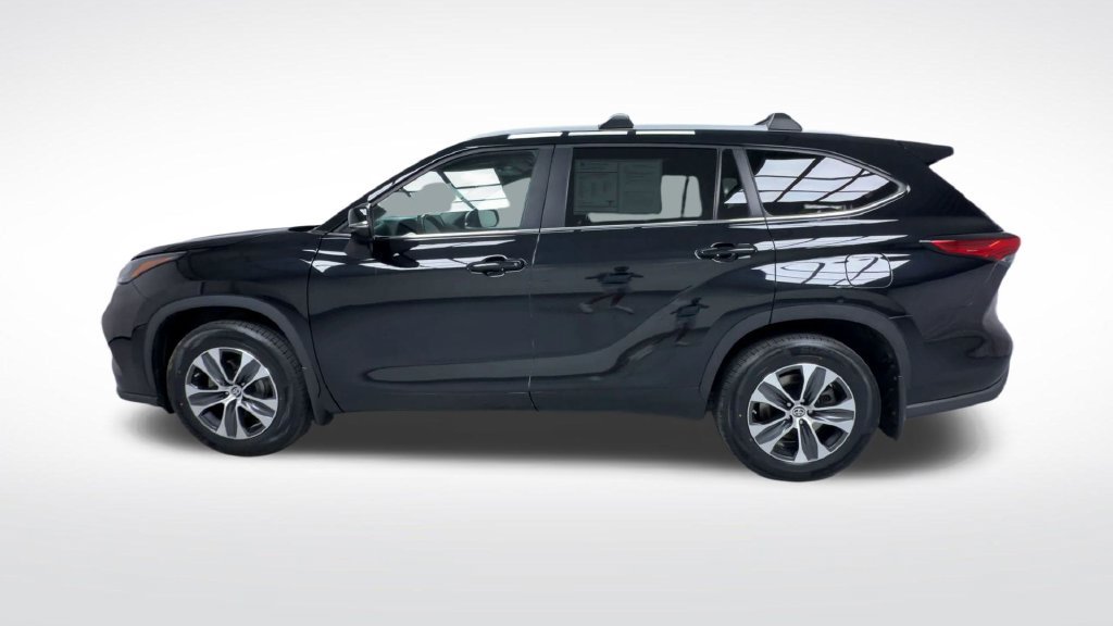 Used 2023 Toyota Highlander XLE AWD/4WD image 17