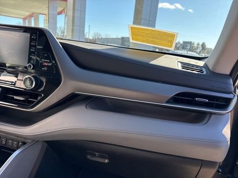 Used 2022 Toyota Highlander LE image 36