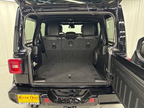 Used 2021 Jeep Wrangler Unlimited Sahara AWD/4WD image 8