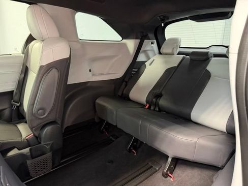 Used 2022 Toyota Sienna XLE FWD image 32