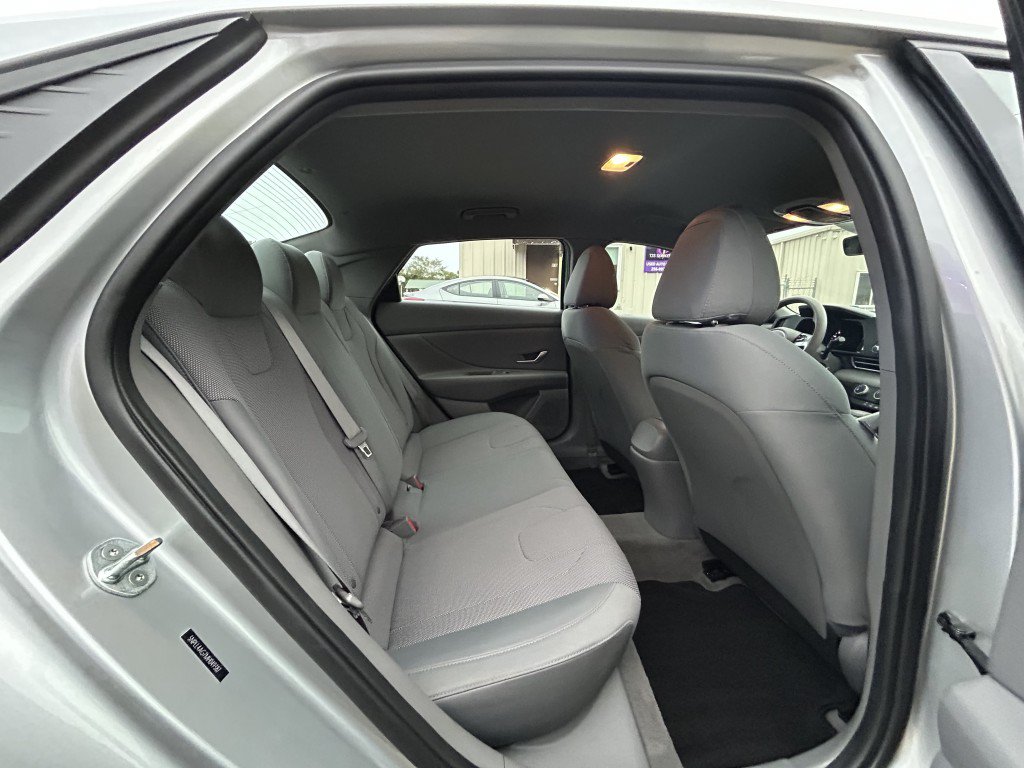 Used 2021 Hyundai Elantra SE FWD image 13