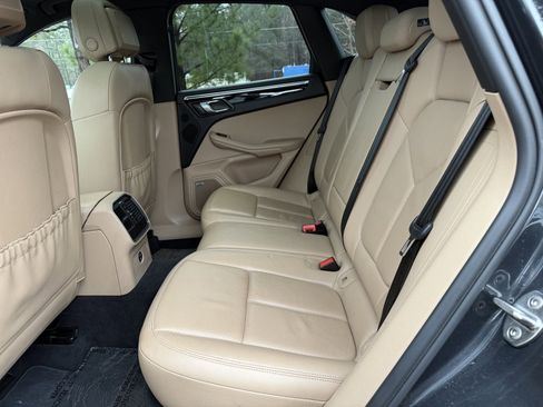 Used 2021 Porsche Macan S image 40