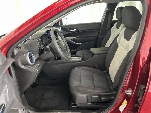 Used 2024 Chevrolet Trax LS w/ LS Convenience Package FWD image 3