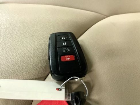 Used 2021 Toyota Highlander XLE AWD/4WD image 32