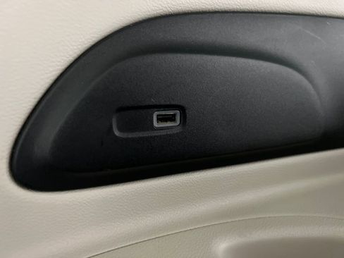 Used 2024 Chrysler Pacifica Limited image 37