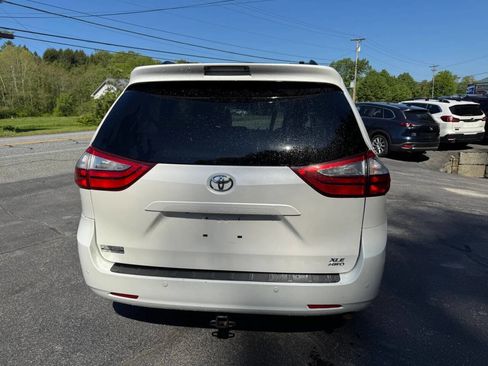 Used 2017 Toyota Sienna XLE Premium AWD/4WD image 4
