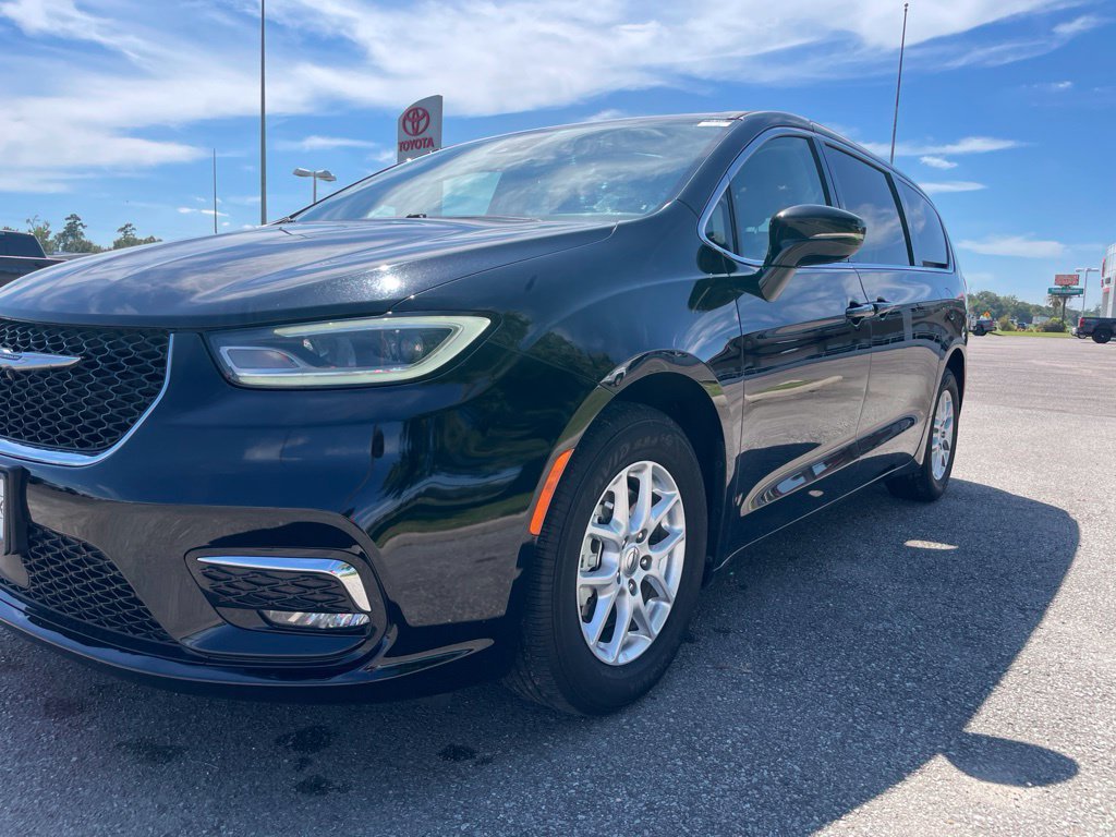 Used 2024 Chrysler Pacifica Touring-L FWD image 10