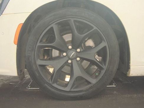 Used 2022 Chrysler 300 Touring L image 15