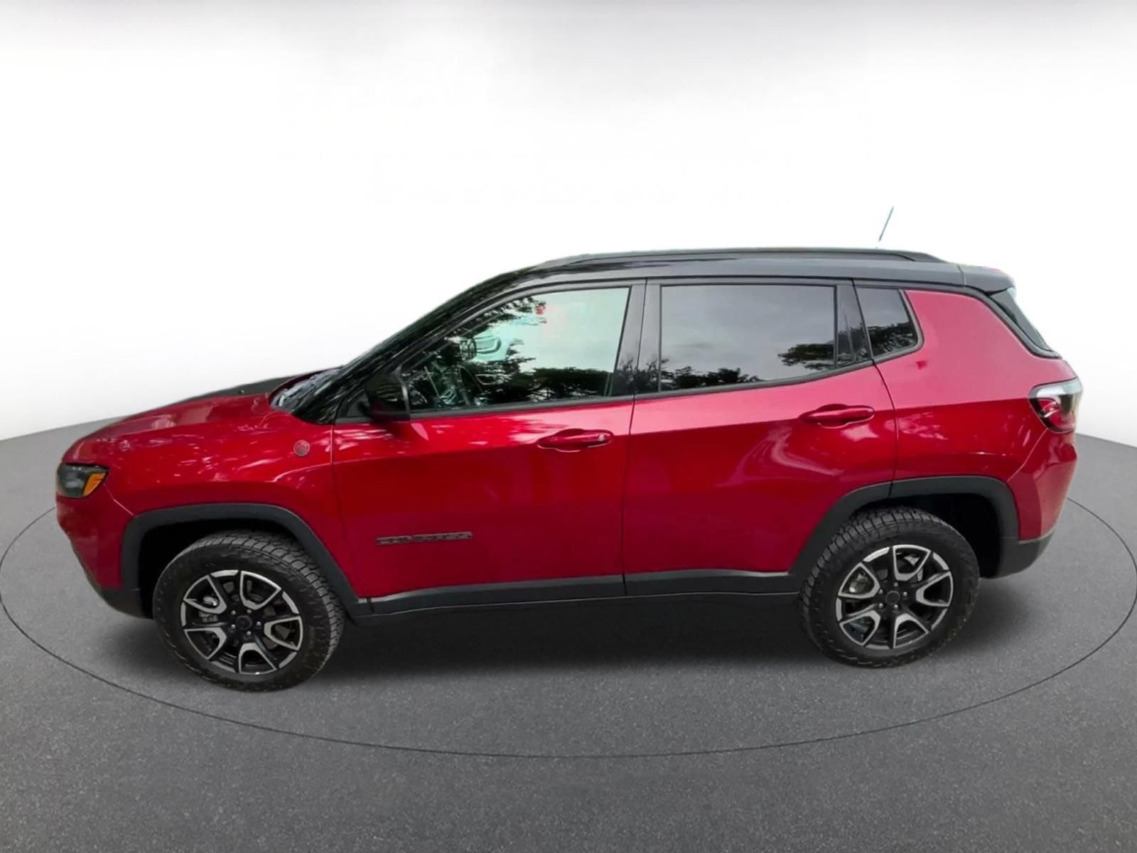 Used 2025 Jeep Compass Trailhawk AWD/4WD image 6