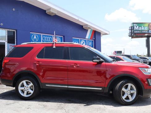 Used 2017 Ford Explorer XLT w/ Equipment Group 202A AWD/4WD image 3